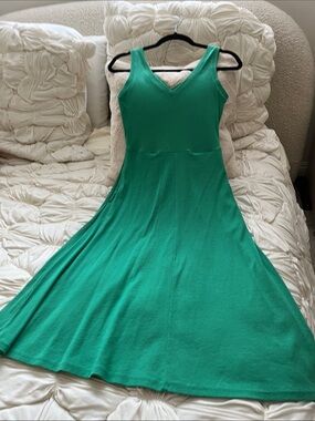 a new day Emerald Green V-Neck Midi A-Line Dress✨